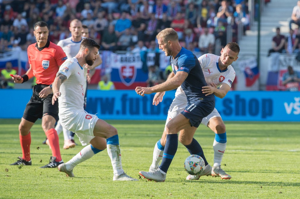Prvý domáci zápas v Lige národov odohrali Slováci v októbri 2018 proti Česku (1:2). Na snímke Adam Nemec v súboji s Čelůstkom (vľavo) a Kadeřábkom.