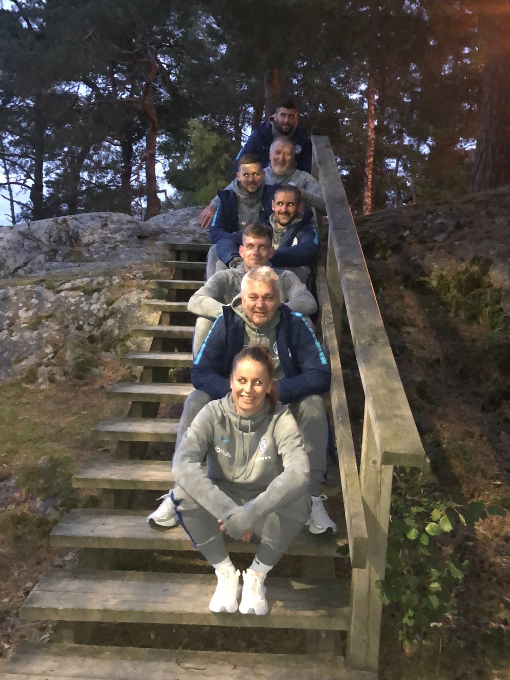 S podstatnou časťou realizačného tímu počas oddychovej prechádzky vo Fínsku.