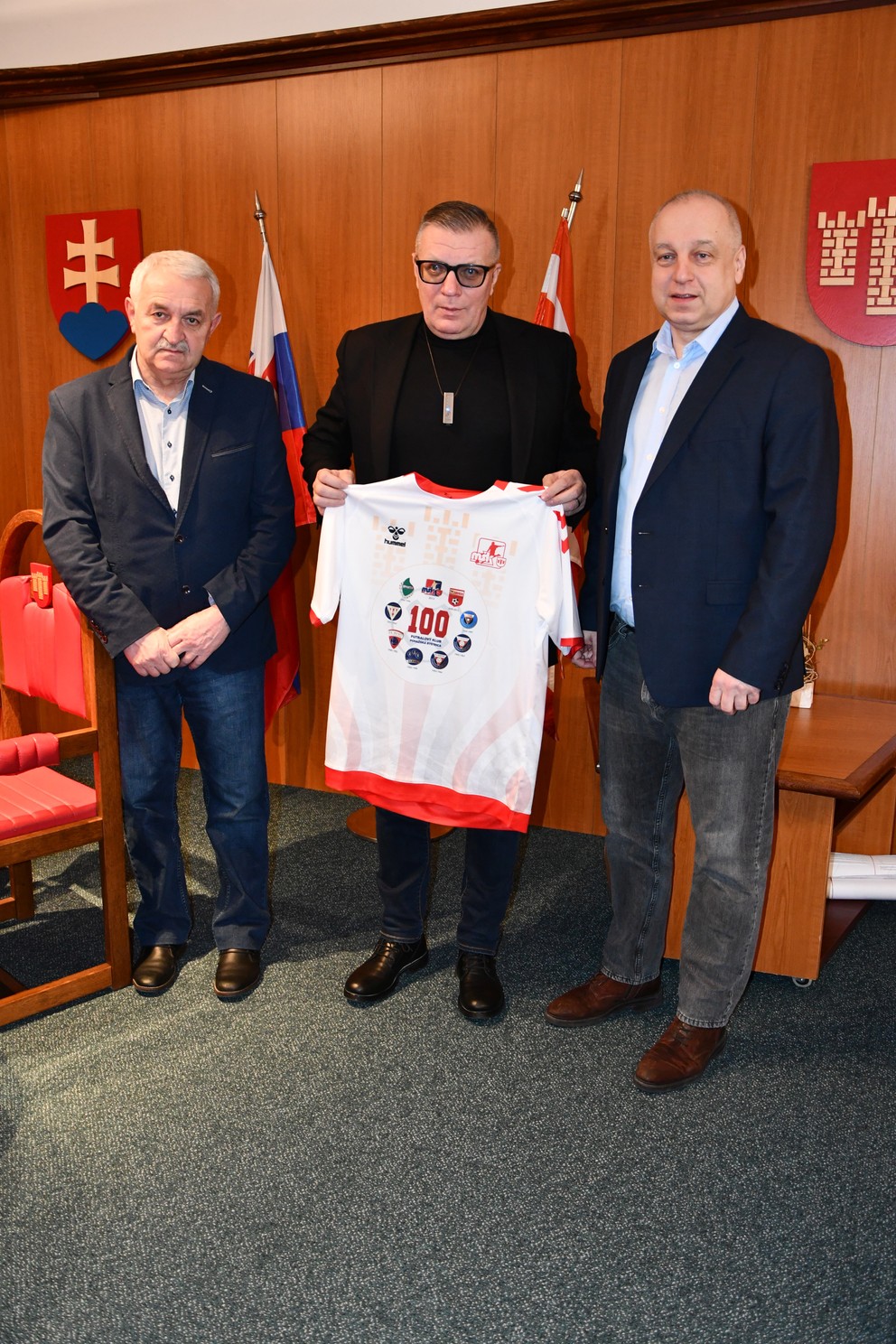 Prezident SFZ Ján Kováčik (v strede) s primátorom mesta Karolom Janasom (vpravo) a prezidentom klubu Jánom Panákom.
