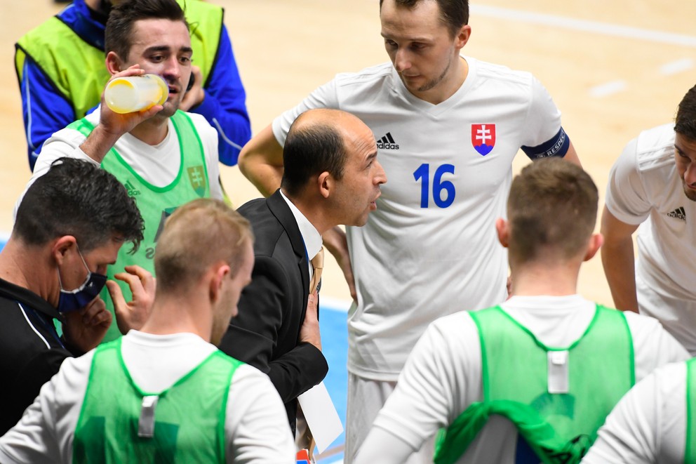 Kapitán Tomáš Drahovský (č.16) počas kvalifikačného zápasu o postup na ME 2022 Slovensko - Moldavsko (Poprad, 2. februára 2021).
