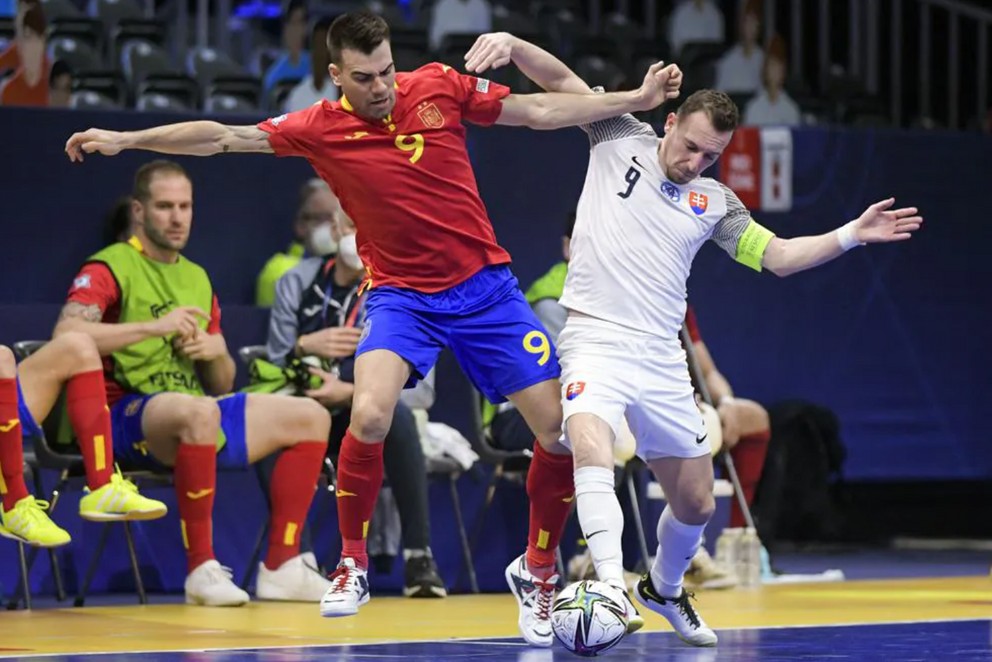 Kapitán Peter Kozár (vpravo) v súboji so Sergiom Lozanom vo štvrťfinále ME 2022 Španielsko - Slovensko (5:1).