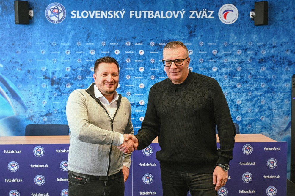 Prezident Slovenského futbalového zväzu Ján Kováčik (vpravo) a riaditeľ internetovej poradne pre mladých IPčko Marek Madro.