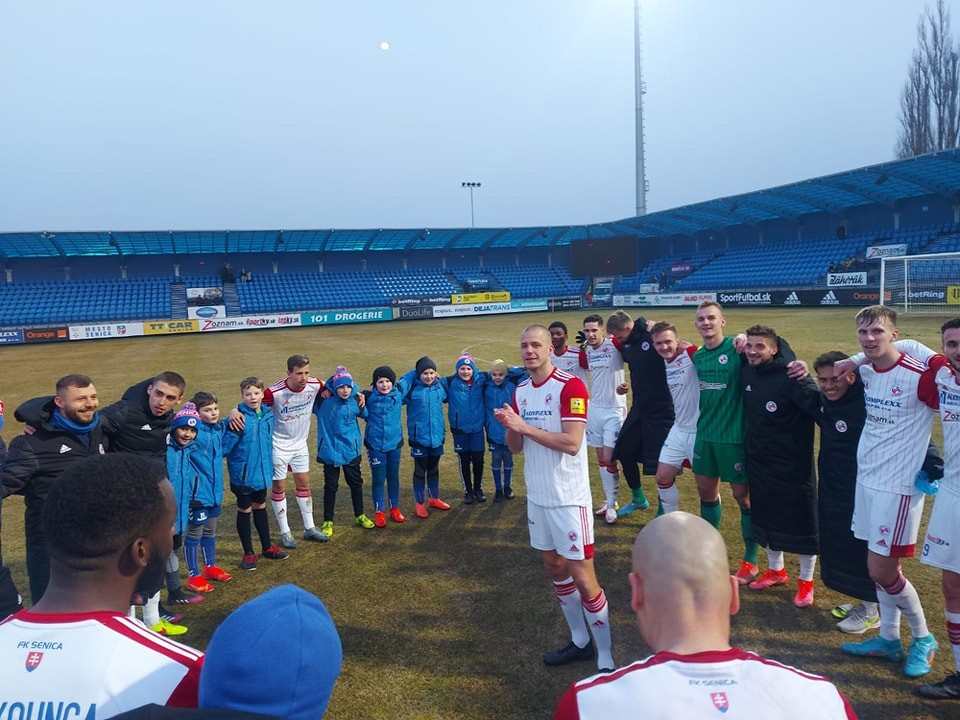 Seničania oslavujú postup do semifinále pohára.