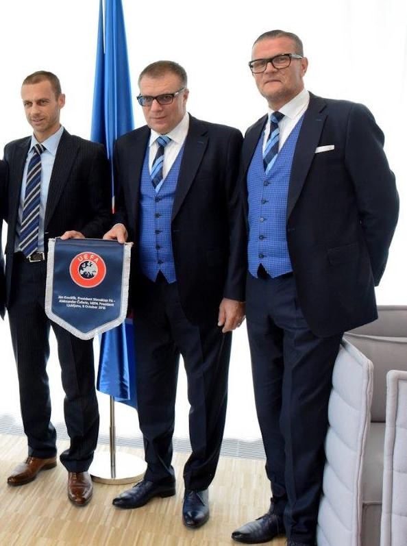 S prezidentom UEFA Aleksandrom Čeferinom (prvý zľava) prezident SFZ Ján Kováčik a viceprezident SFZ pre štátne reprezentácie Karol Belaník.