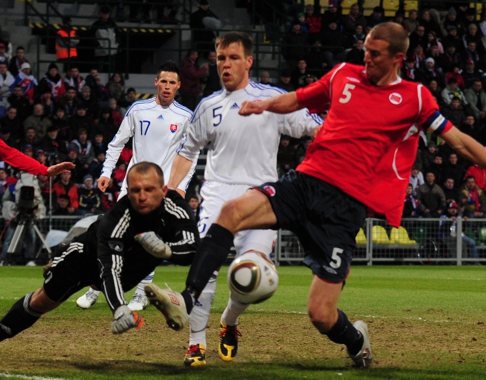 Brankár Ján Mucha v súboji s Brede Hangelendom v zápase Slovensko – Nórsko, sleduje ho Radoslav Zábavník a Marek Hamšík (3. marca 2010 v Žiline).
