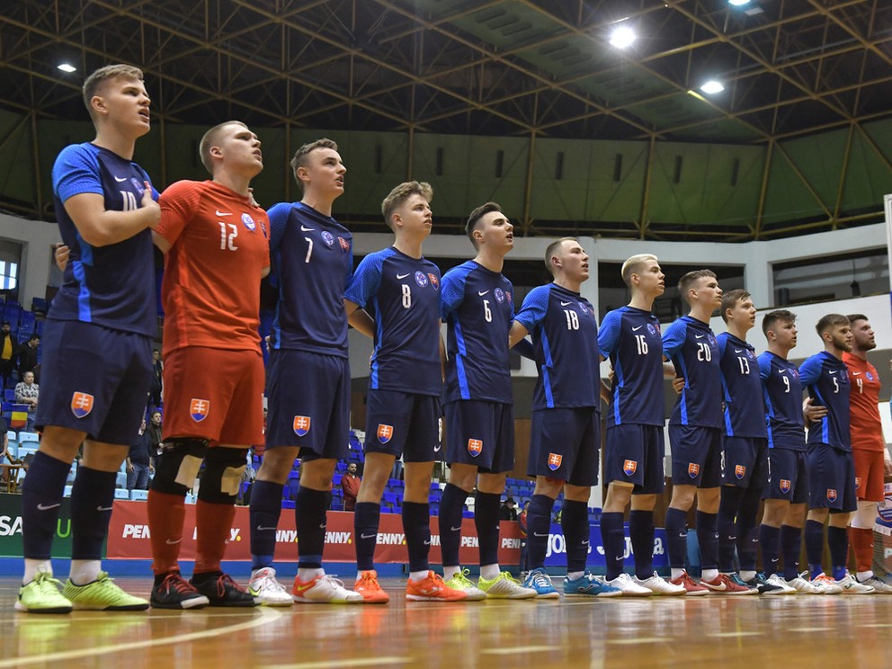Slovenská futsalová reprezentácia do 19 rokov pred zápasom s Rumunskom (18. marca 2022, Targu Mures).