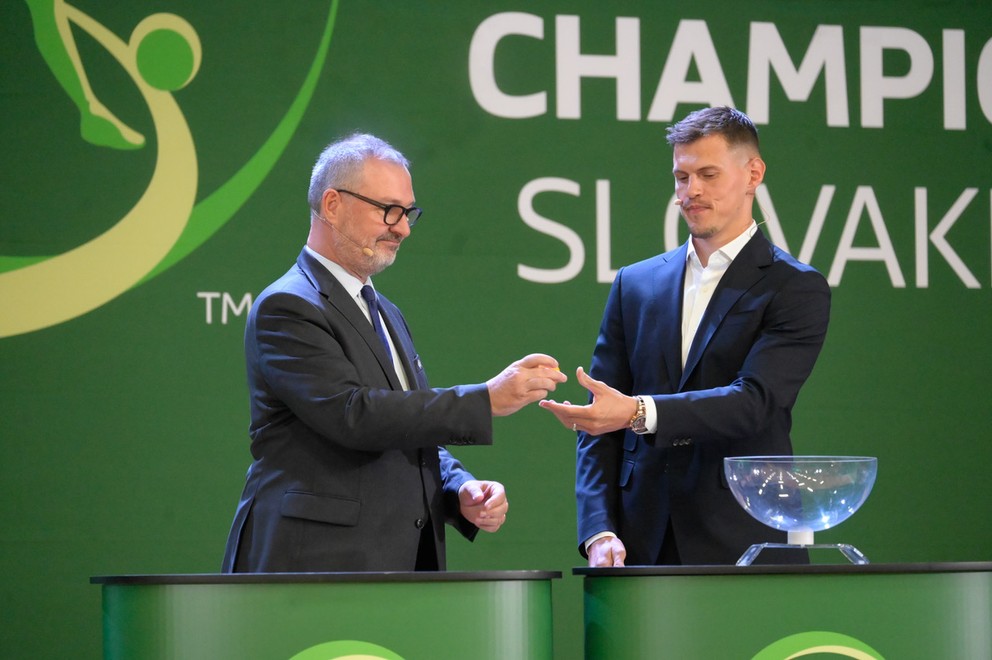 Priami akterí žrebu, vľavo zástupca riaditeľa UEFA Lance Kelly a Martin Škrtel.