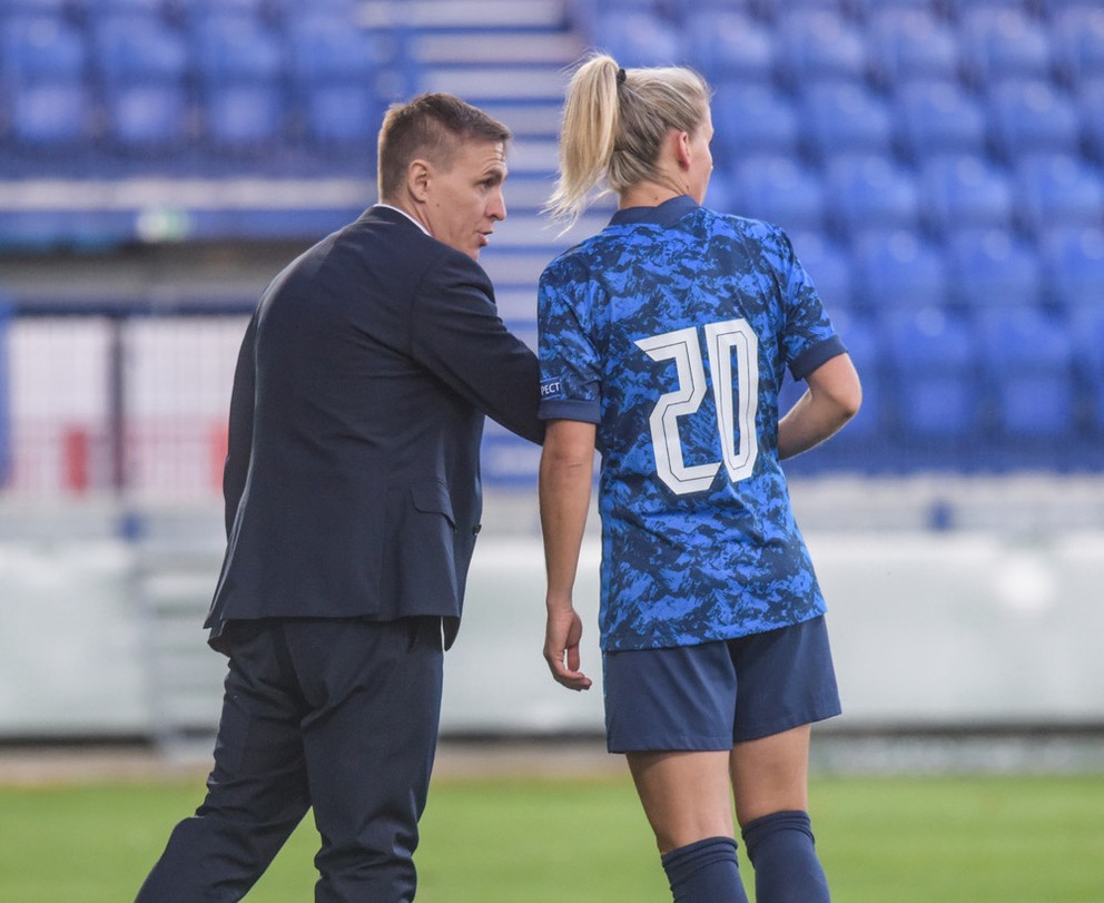Reprezentačný tréner žien Peter Kopúň dáva pokyny Jane Vojtekovej.