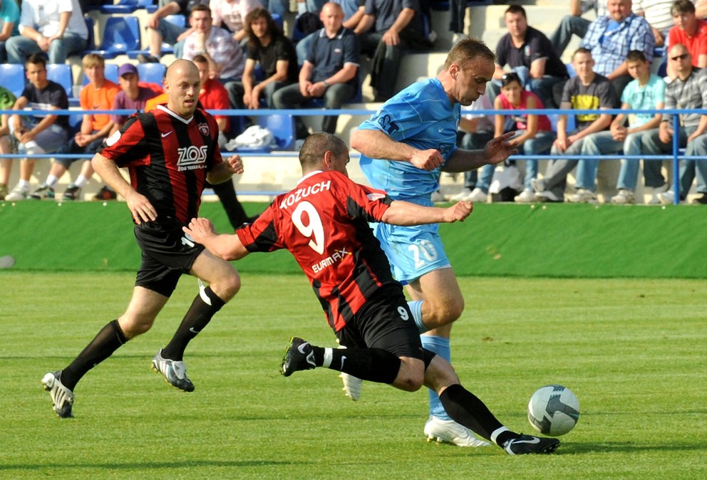 Zľava Miloš Juhász, Vladimír Kožuch (č. 9) a Pavol Masaryk vo finále Slovenského pohára 2009/2010 ŠK Slovan Bratislava - FC Spartak Trnava 6:0 (11. mája 2010 v Michalovciach).