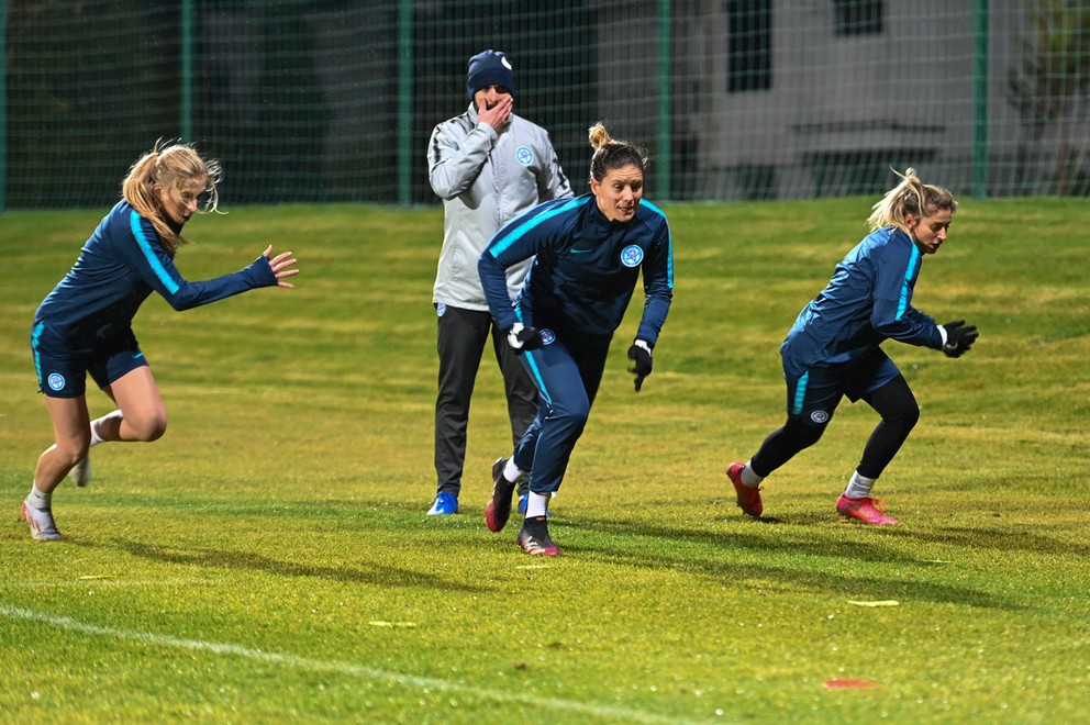S reprezentačnými spoluháčkami Maťavkovou (vľavo) a Fabovou počas tréningu.