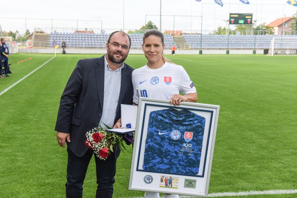 Technický riaditeľ SFZ Martin Hasprún jej v mene slovenského futbalu pogratuloval k 100. štartu v národnom tíme.