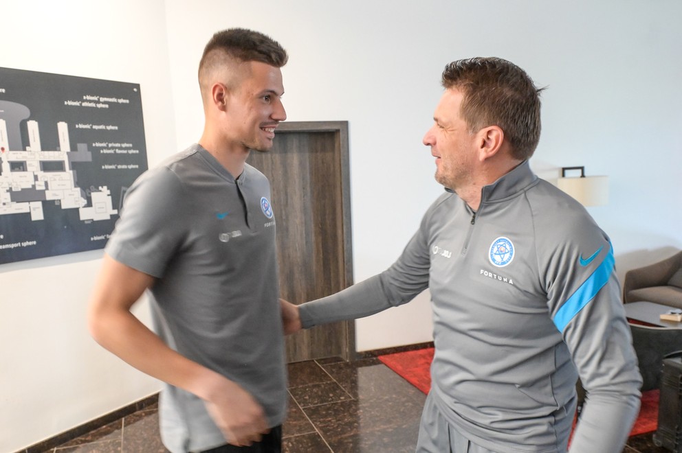 „Vitaj,“ tréner Štefan Tarkovič uviedol do tímu nováčika Dominika Takáča.