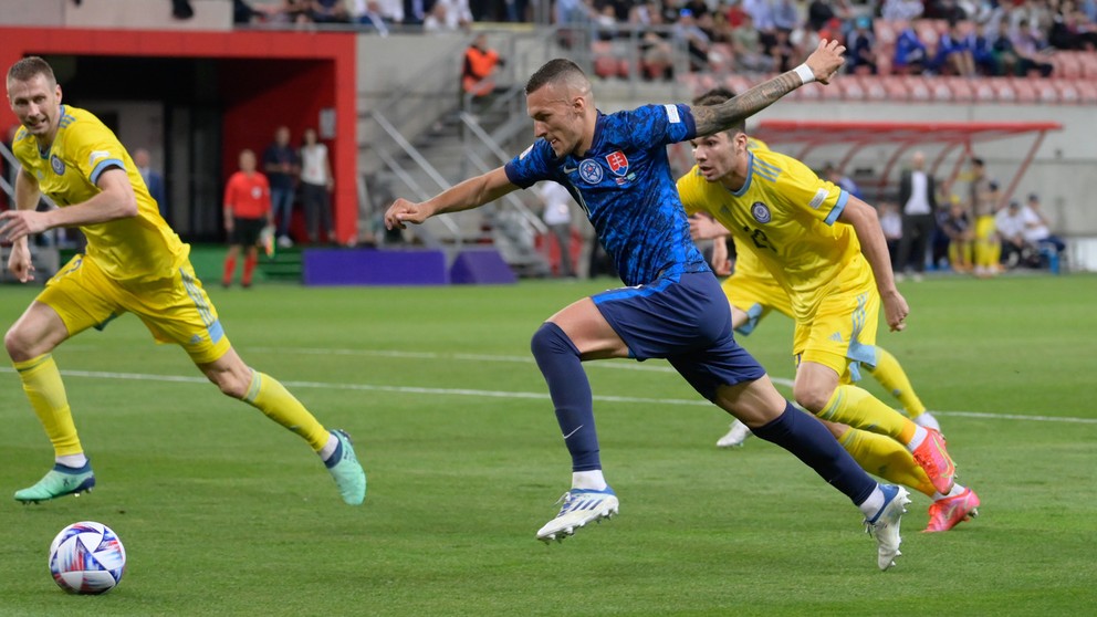 Lukáš Haraslín mal obrovskú šancu, jeho prudká strela však skončila na žrdi kazašskej bránky.