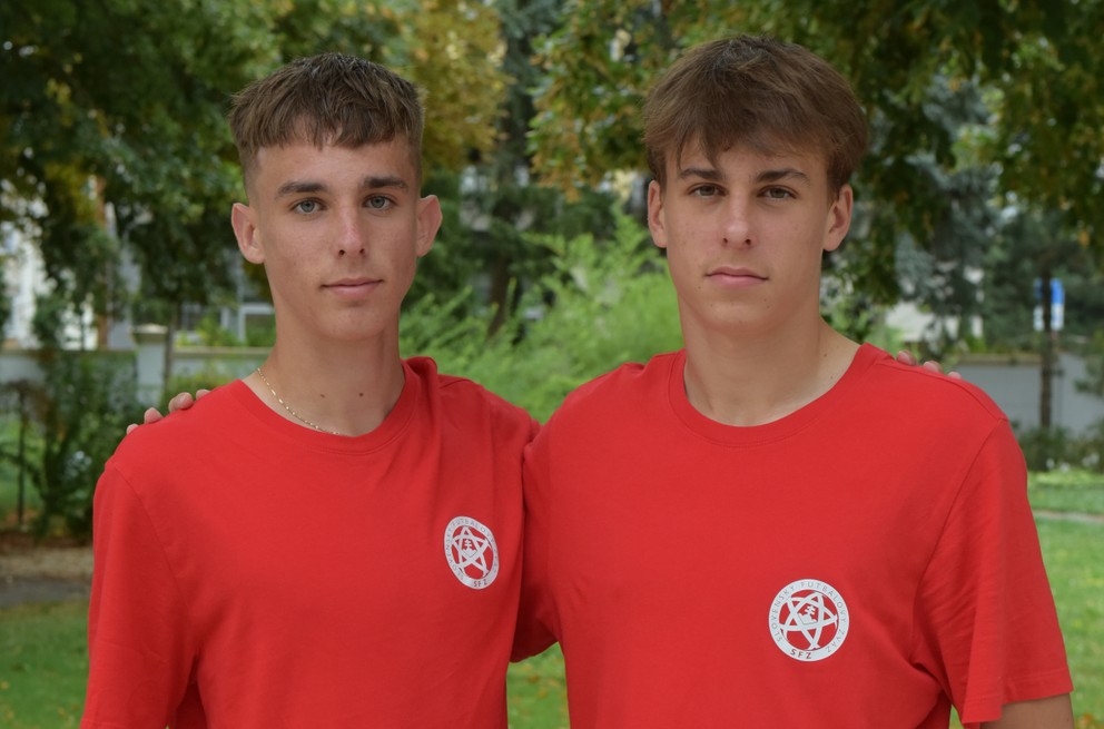 Vľavo starší Mário, vpravo mladší Leo - bratia Sauerovci v reprezentačných tričkách. Obaja sú momentálne členmi devätnástky.