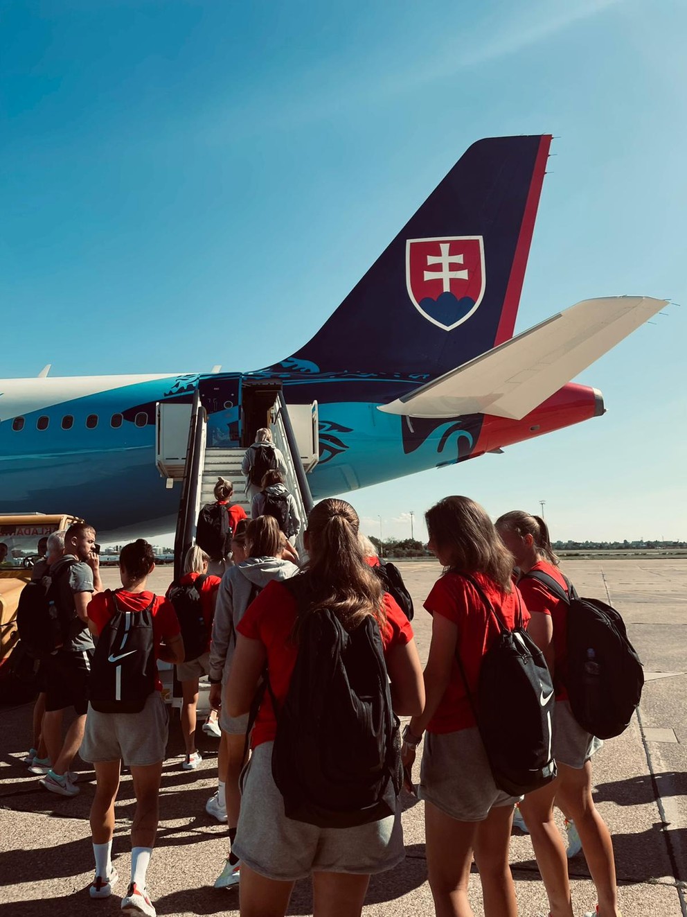 Reprezentantky Slovenska nastupujú v Bratislave do lietadla, prvýkrát leteli naše futbalistky na kvalifikačný zápas špeciálom.