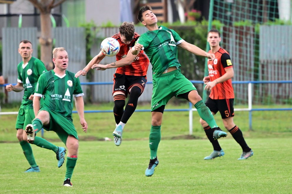 Hráči OŠK RENOP Liptovská Teplá (v zelenom) si v tohtosezónnej edícii Slovnaft Cupu zmerali sily s Ružomberkom, ktorému v 2. kole podľahli 0:2. V Prezidentskom pohári to dotiahli medzi najlepšie štyri tímy. 