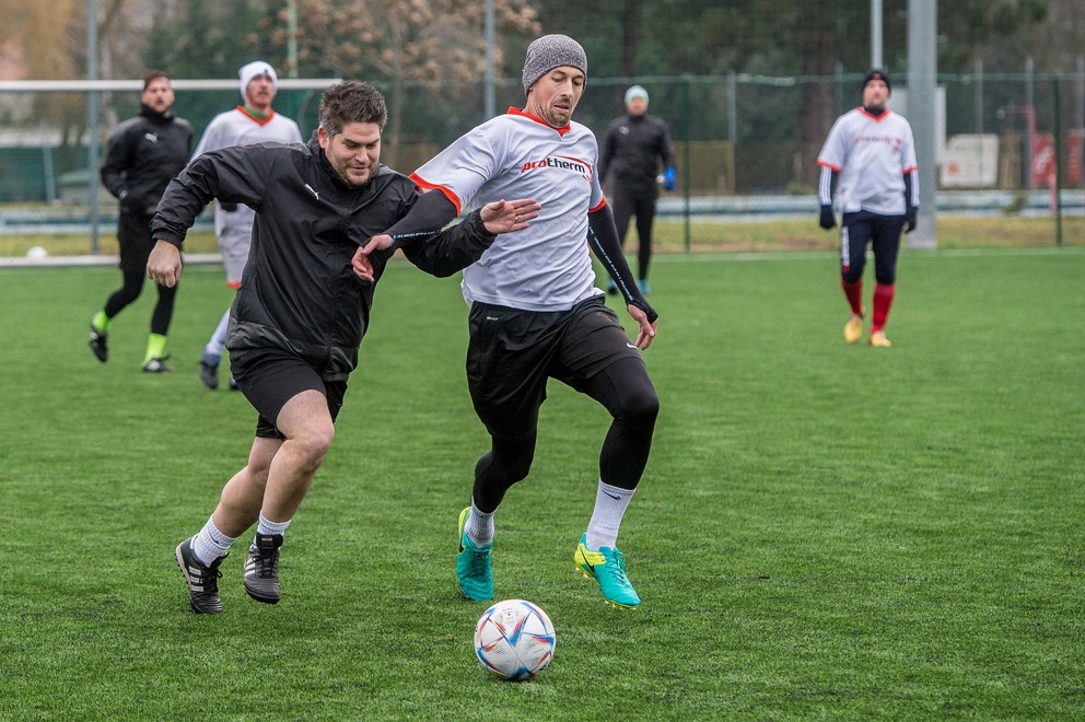 Aj generálny manažér MFK Skalica Lukáš Varga (vľavo) predviedol na novom ihrisku svoje futbalové schopnosti.