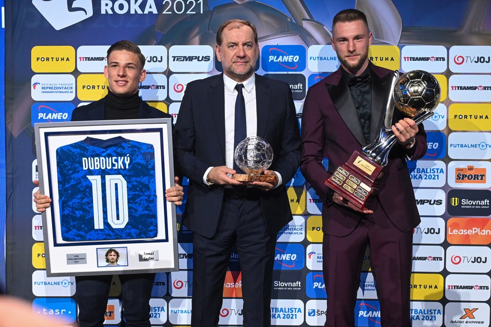 Držiteľ Ceny Petra Dubovského Tomáš Suslov (zľava), tréner roka Vladimír Weiss, Futbalista roka 2021 Milan Škriniar.