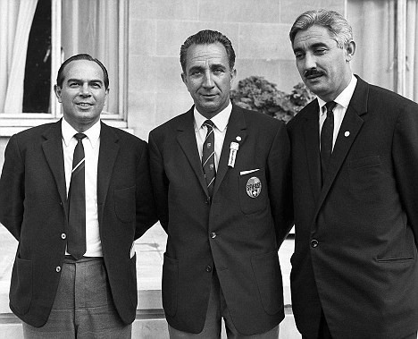 Legendárny Karol Galba (vľavo) bol čiarovým rozhodcom vo finále MS 1966. 