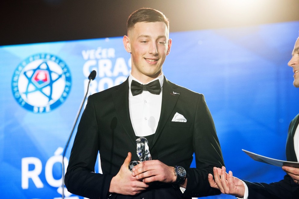 Róbert Boženík s trofejou za prvenstvo v kategórii v kategórii U19 za rok 2018 (1. marca 2019 v Senci). 
