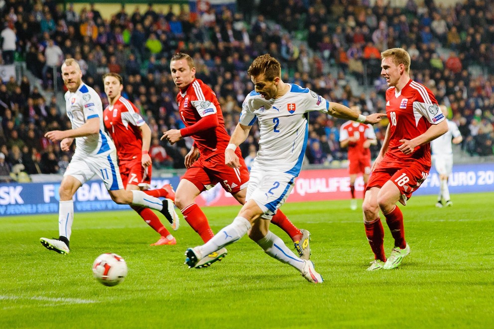 Zľava Adam Nemec, Lars Gerson, Tom Schnell, Peter Pekarík a Laurent Jans v zápase Slovensko – Luxembursko 3:0 (Žilina, 27.3.2015).