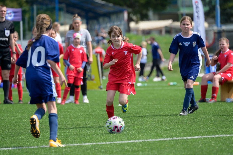 Snímka z minuloročného turnaja dievčat WU12 na ihrisku v Dubnici nad Váhom.