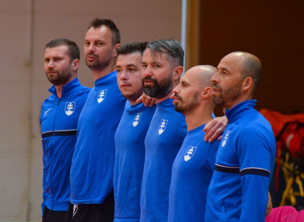 Realizačný tím slovenskej reprezentácie pod vedením trénera Mariána Berkyho (prvá sprava).