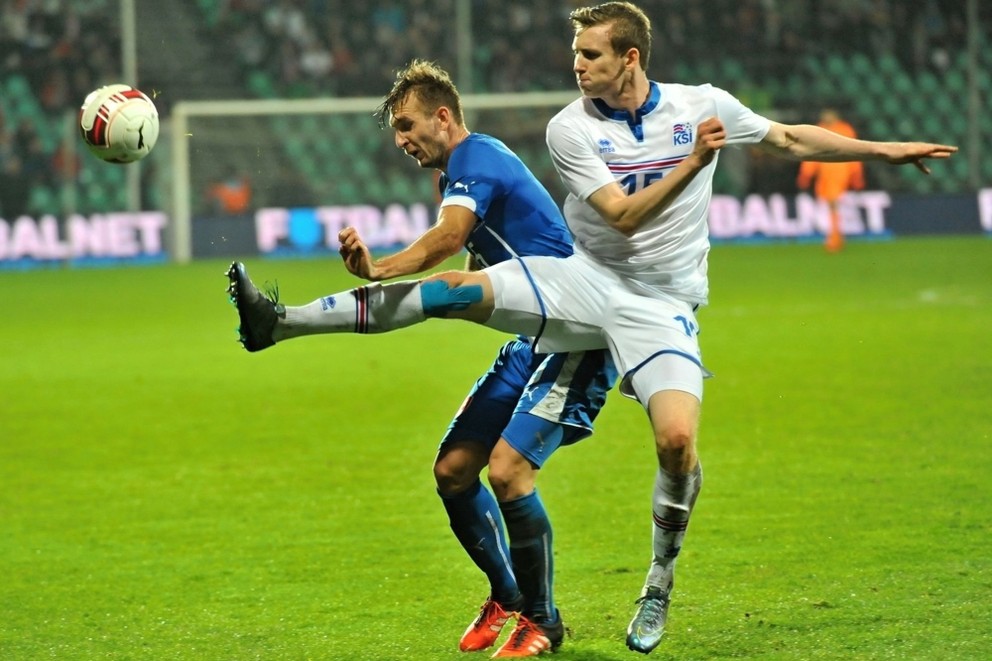 Norbert Gyömbér (Slovensko) a vpravo Jón Bodvarsson (Island) v zápase Slovensko - Island 3:1 (Žilina, 17.11.2015).