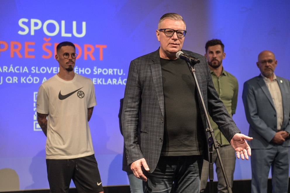 Prezident SFZ Ján Kováčik (v popredí) na tlačovej konferencii k Deklarácii slovenského športu 2023, za ním Marek Hamšík, Marek Hrivík, prezident SOŠV Anton Siekel, zakrytá je Zuzana Rehák - Štefečeková.