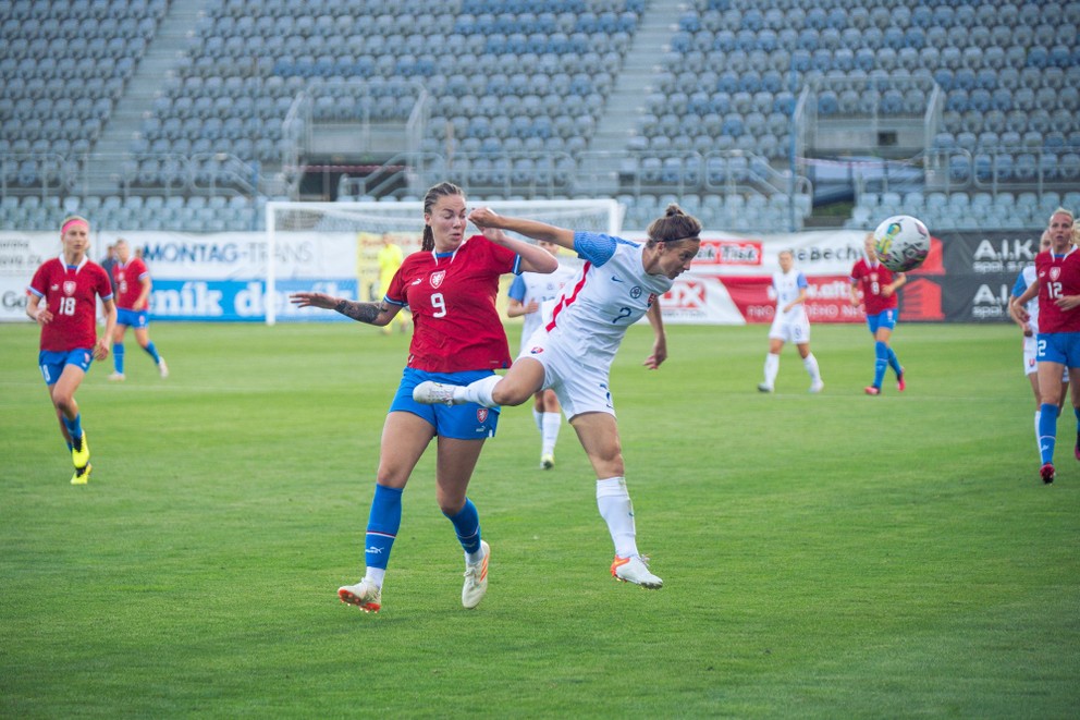 Patrícia Fischerová (v bielom) tentoraz odvrátila pred Andreou Staškovou, útočníčkou milánskeho AC, ale v sumáre sa česká útočníčka po zápase radovala z víťazstva i hry.