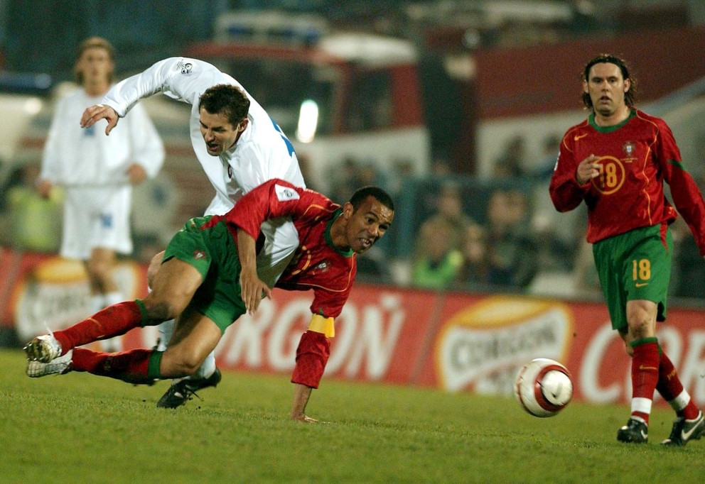 Súboj dvojice Reiter – Costinha v zápase Slovensko – Portugalsko 1:1 (30.3.2005, Bratislava). 