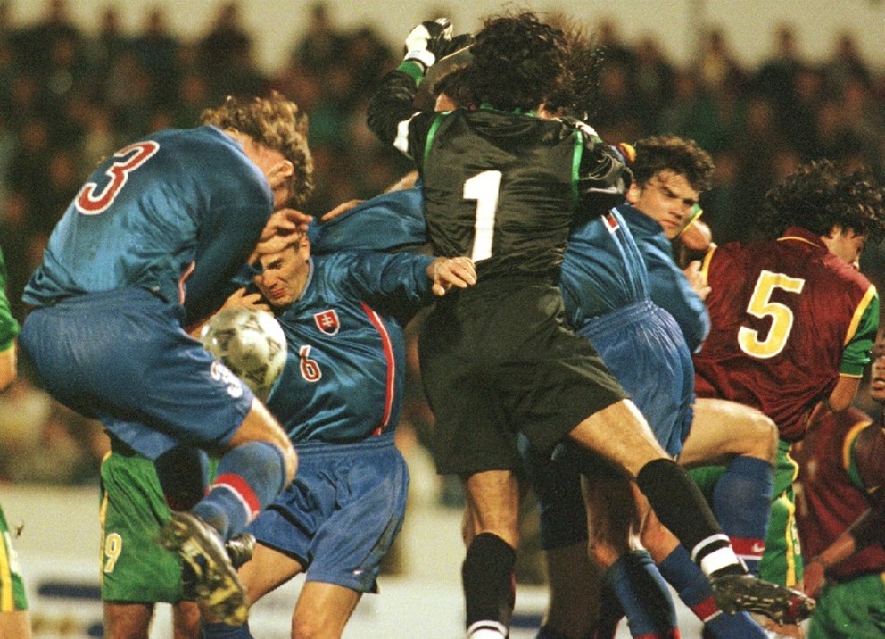 Bránkár Vítor Baia ( s č.1) v súboji so slovenskými futbalistami Stanislavom Vargom (č.3), Dušanom Tittelom (č.6), a Fernandom Coutom (č.5) počas kvalifikačného stretnutia o postup na ME 2000 Slovensko – Portugalsko 0:3 (14.10.1998, Bratislava)
