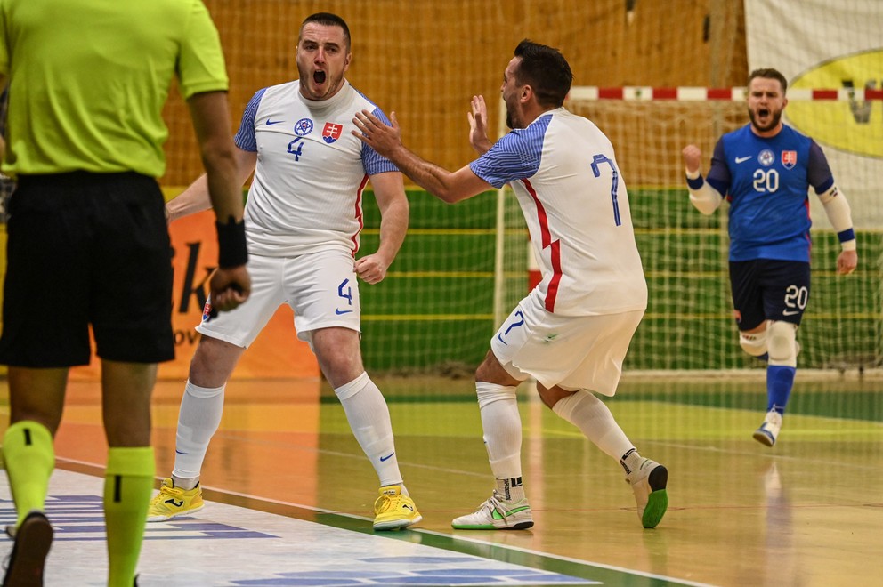 Je tam! K autorovi  gólu Markovi Belaníkovi (4) pribiehajú s gratuláciou Martin Směřička (7) a brankár Marek Kušnír (20), neskorší hrdina.