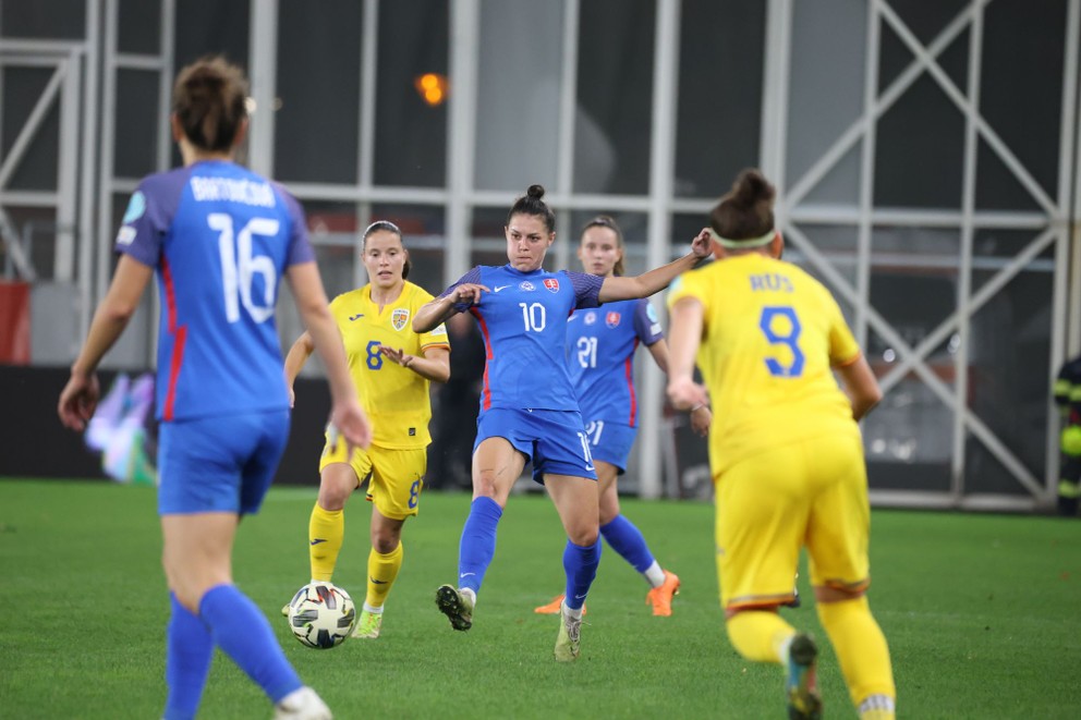 Martina Šurnovská (10) bola zo všetkých aktérok zápasu najbližšie k streleniu gólu, ale keďže ani ona nedala, na Štadióne Víťazného oblúku v Bukurešti sa zrodil výsledok 0:0.