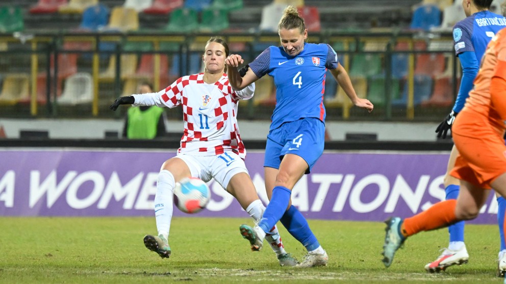 Tu ešte Andrea Horváthová Jelenu Dordičovú od lopty odstavila, v 60. minúte sa však presadila chorvátska útočníčka a podpísala pre nás zlý výsledok druhým gólom.