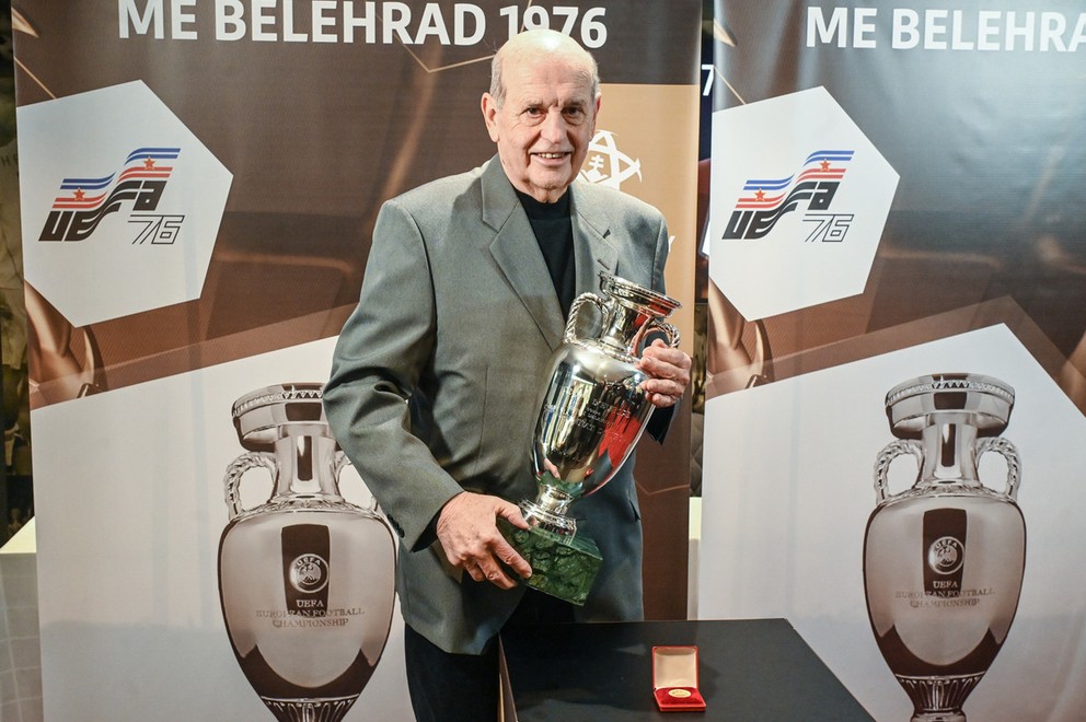 Alexander Vencel s oficiálnou replikou trofeje pre víťazov ME 1976 (2.2.2024, Bratislava)