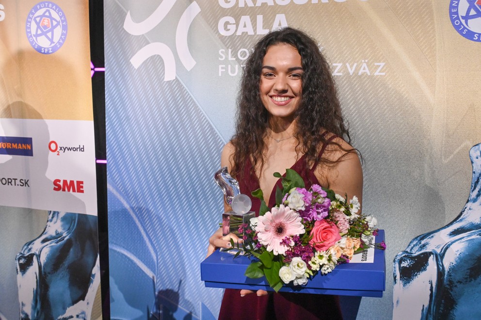 Karolína Bayerová získala na Grassroots Gala cenu pre najlepšiu futbalistku roka do 19 rokov.