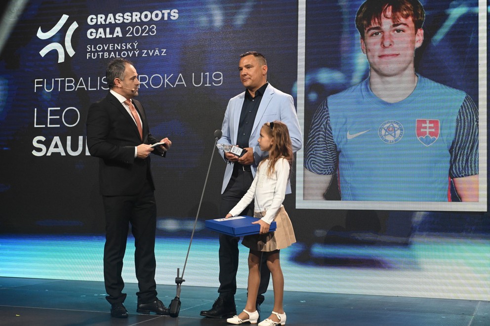 Za víťaza hlavnej kategórie Futbalista roka do 19 rokov Lea Sauera prevzal cenu jeho otec Július Sauer.