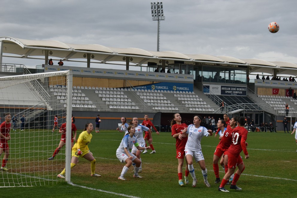 Slovenské futbalistky WU17 v zápase s Tureckom (8.2.2024) - č. 17 Victoria Havalec, č. 14 Lenka Plchová, s kapitánskou páskou Terézia Šoltysová.