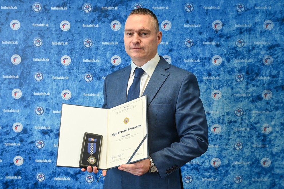 Bezpečnostný manažér SFZ Peter France s Ďakovným listom za mimoriadny prínos k bezpečnosti v hlavnom meste a spoluprácu s Mestskou políciou Bratislava.