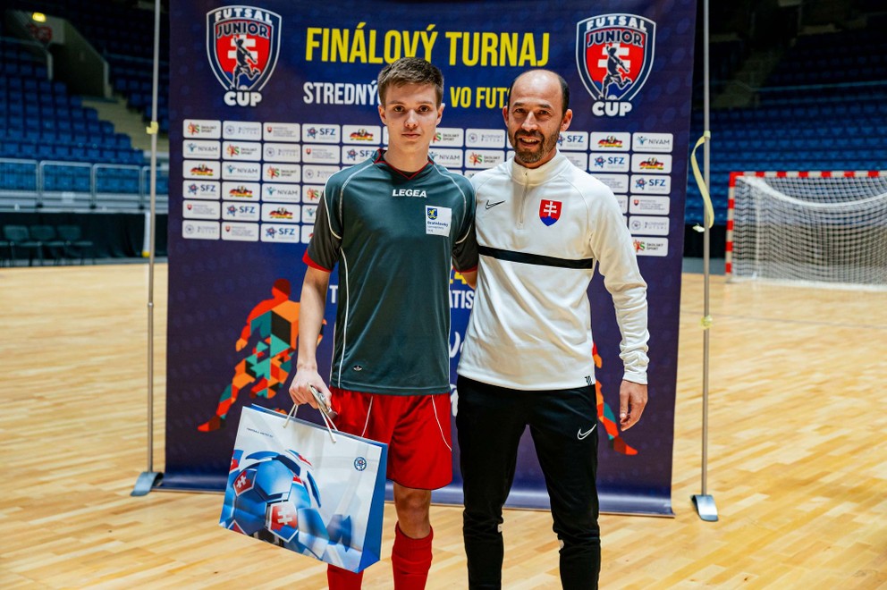 Martin Mikita (SPŠE Hálova16, Bratislava) - najlepší hráč finálového turnaja stredných škôl vo futsale a Marián Berky, tréner reprezentácie SR (Bratislava, 1.3.2024).
