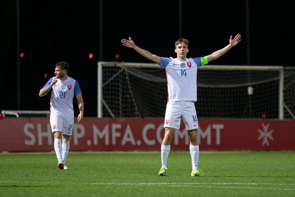 Mário Sauer v oslavnom geste po góle na 3:1 prípravnom zápase Malta U21 – Slovensko U21 (24.3.2024)