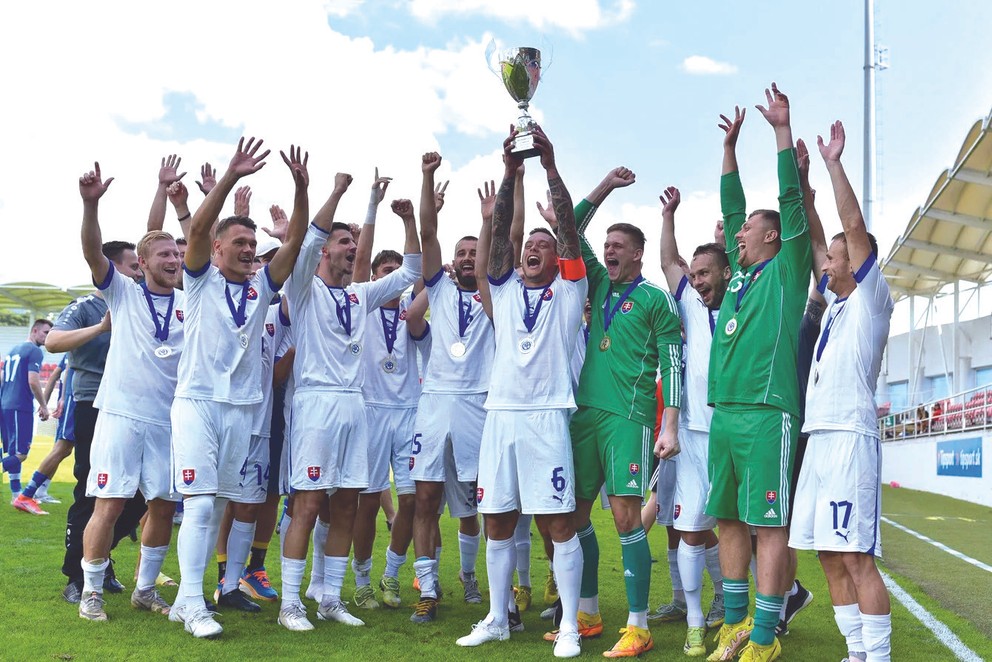 Oslavy víťazstva Výberu VsFZ na Region’s cupe 2023 začali už na trávniku FC ViOn v Zlatých Moravciach.