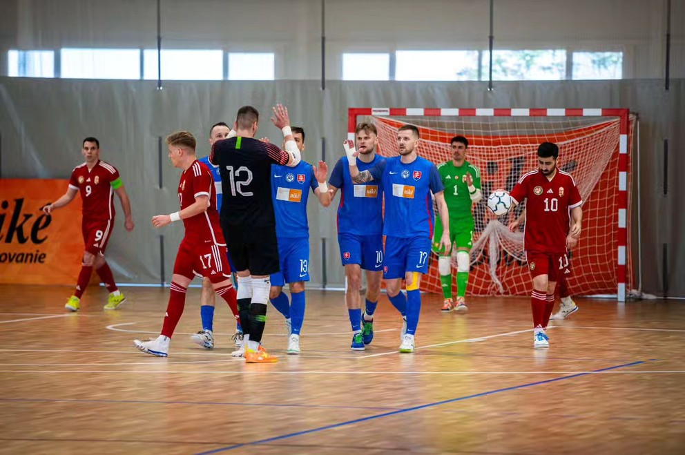 Brankár Richard Oberman (č.12), Martin Doša (č.13), Dominik Ostrák (č.10) a Patrik Zaťovič (č.17), v zápase Slovensko - Maďarsko na turnaji Futsal Fever Days v Šamoríne (13.4.).