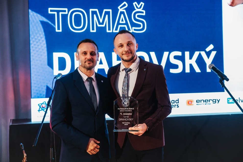 Tomáš Drahovský s cenou pre najlepšieho futsalistu roka 2023.