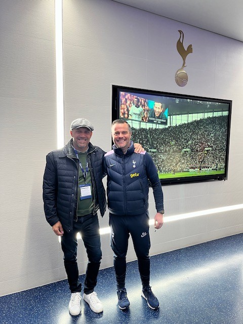 Roman Pivarník (vľavo) na návšteve v akadémii Tottenhamu Hotspur