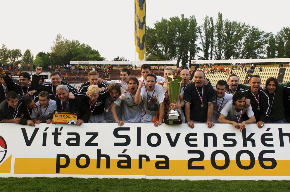 Radosť hráčov futbalového tímu Ružomberka po získaní víťazného pohára 8. mája 2006 v Bratislave.