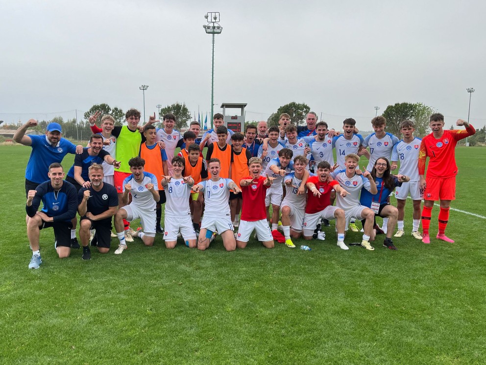 Radosť slovenských futbalových reprezentantov do 18 rokov po víťazstve 2:1 nad Guatemalou a postupe do finále turnaja UEFA Friendship v Antalyi (24.4.2024).