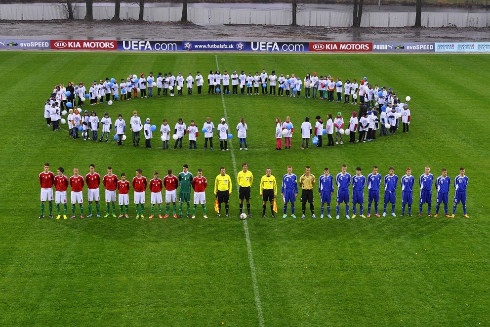 Futbaloví reprezentanti Slovenska (vpravo) U15 rokov a ich rovesníci z Maďarska pred zápasom počas otvorenia novovybudovaného NTC v Poprade 5. novembra 2013. S č.10 vpravo Róbert Boženík.