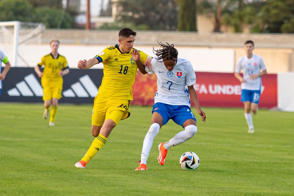 Hráči ročníka 2007 sa predstavili na záverečnom turnaji ME do 17 rokov na Cypre. Na archívnej snímke zľava Adrian Lahdo a Samuel Lusale v zápase Švédsko 17 - Slovensko 17 v Paralimni (21.5.2024).